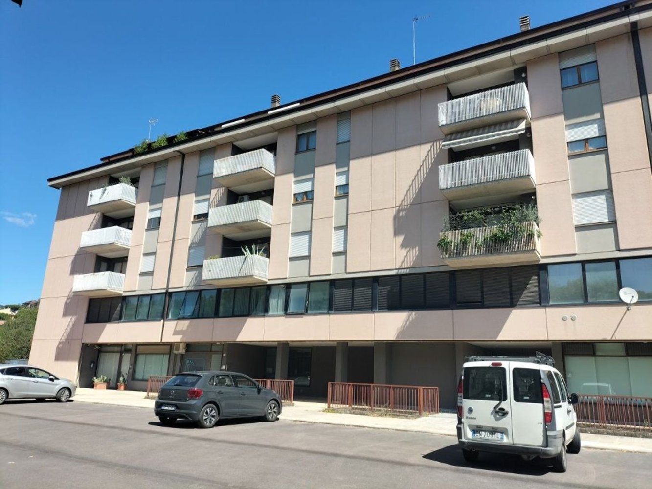 230m² Office in Perugia, Italy No. 306907