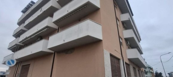 5 rooms Apartment in Pescara, Italy No. 41821 2