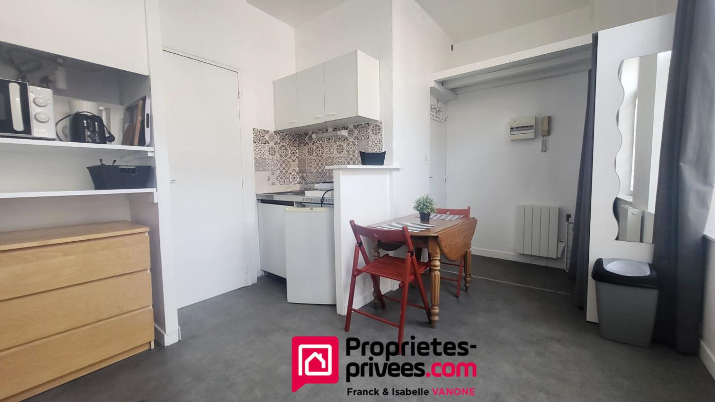 Здание с 4 комнатами в Лилль, Франция № 230375