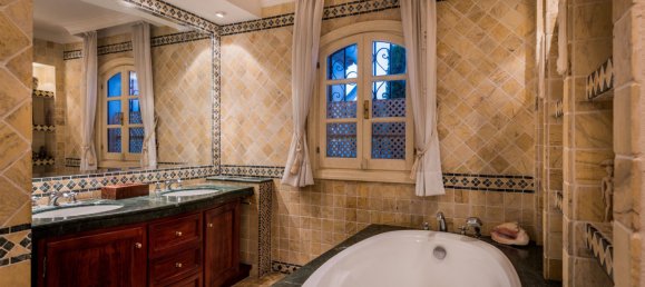 6 bedrooms Villa in Malaga, Spain No. 57391 2