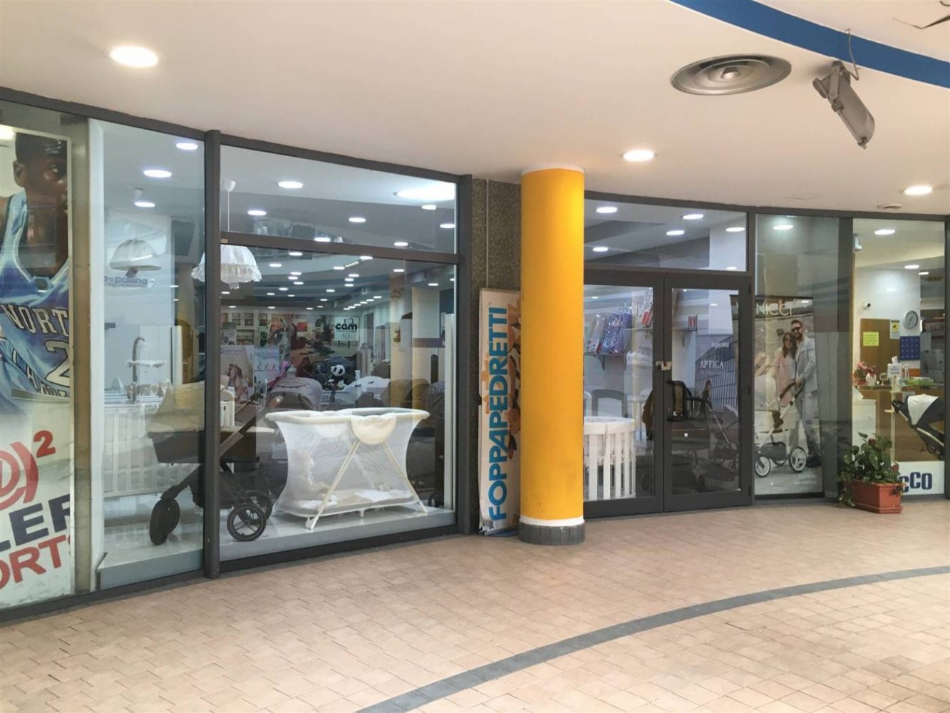 1 room Commercial property in Salerno, Italy No. 213417
