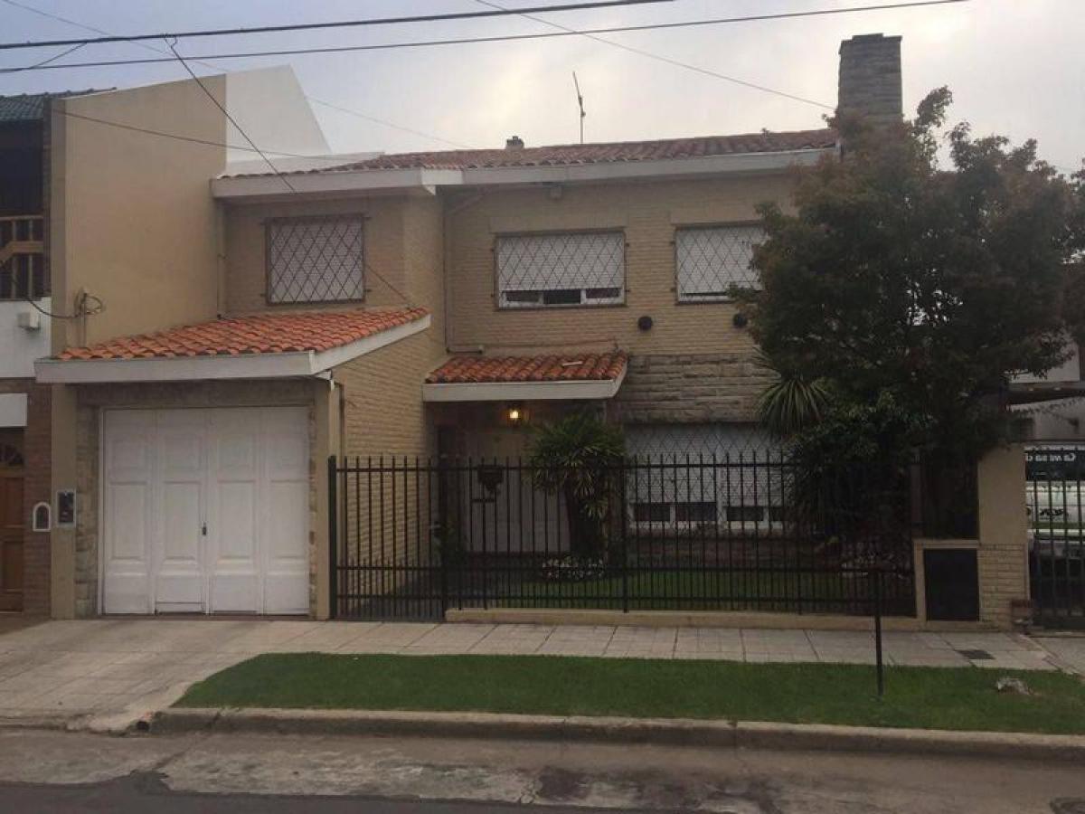 4 bedrooms House in Moron, Argentina No. 55102