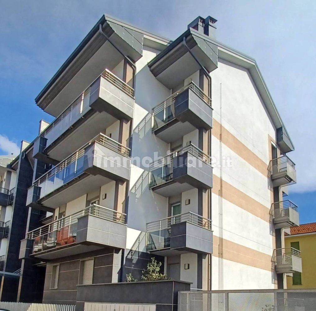 Escritório de 5 divisões em Bra, Italy N.º 145443