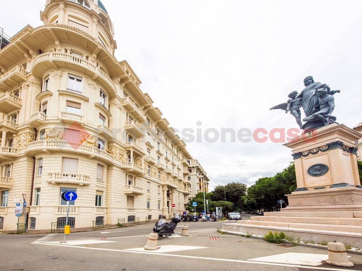 5 rooms Office in Genoa, Italy No. 357539