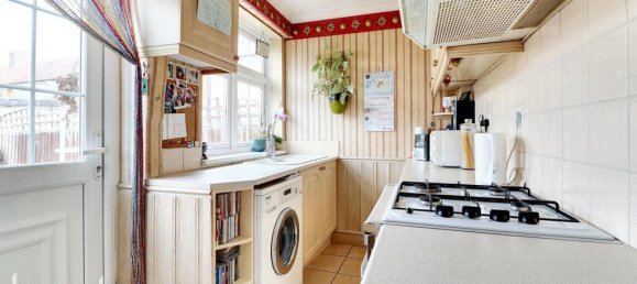 3 bedrooms House in Dagenham, United Kingdom No. 4819 2