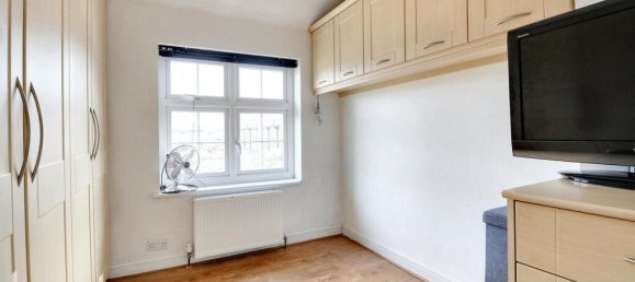 3 bedrooms House in Dagenham, United Kingdom No. 4819 9