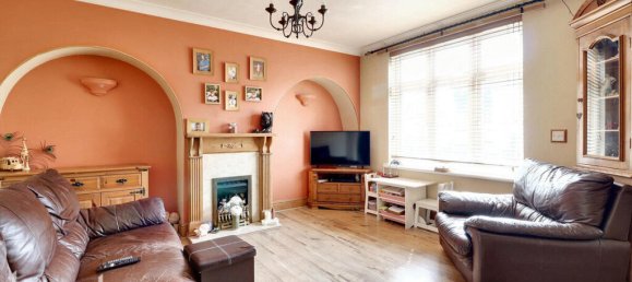 3 bedrooms House in Dagenham, United Kingdom No. 4819 5