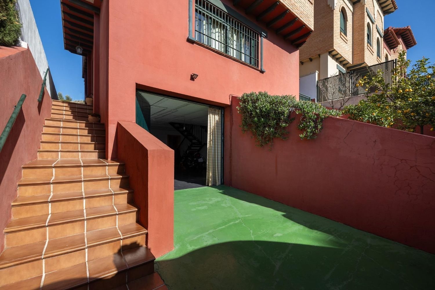 4 bedrooms House in Jun, Spain No. 94788