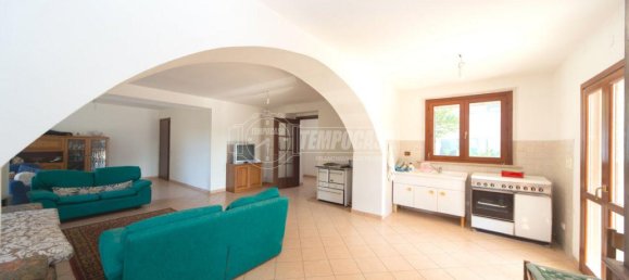 Дом с 4 комнатами в Перуджа, Италия № 18050 6