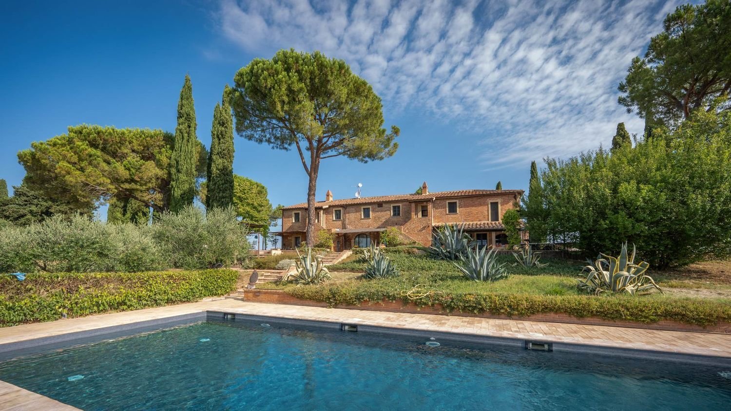 28 rooms House in Castiglione del Lago, Italy No. 292912