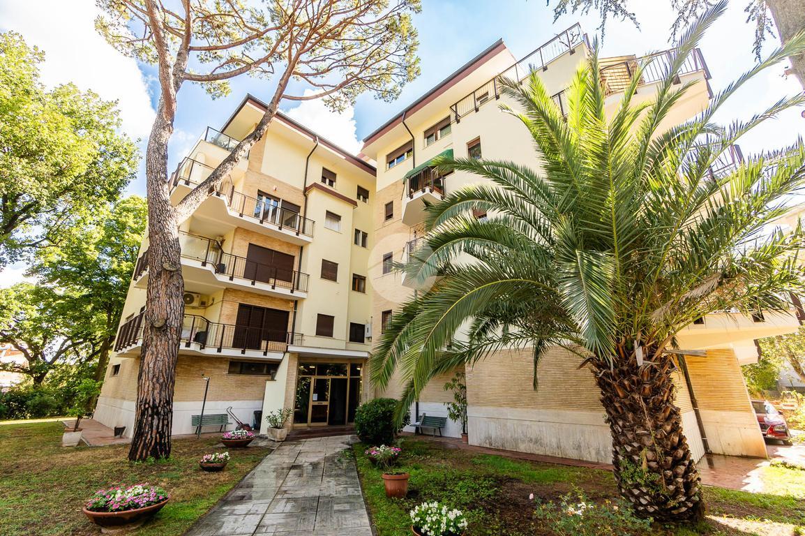 6 rooms Apartment in Rome, Italy No. 85743