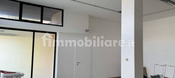 Коммерческая недвижимость с 3 комнатами в Порденоне, Италия № 110489 3