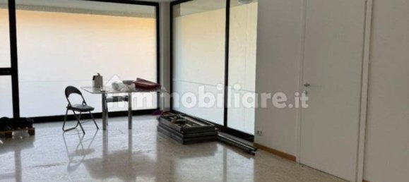 Коммерческая недвижимость с 3 комнатами в Порденоне, Италия № 110489 6