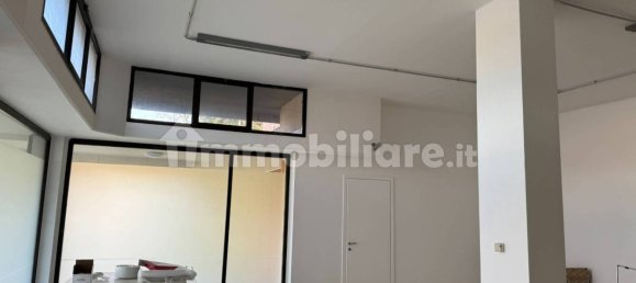 Коммерческая недвижимость с 3 комнатами в Порденоне, Италия № 110489 4