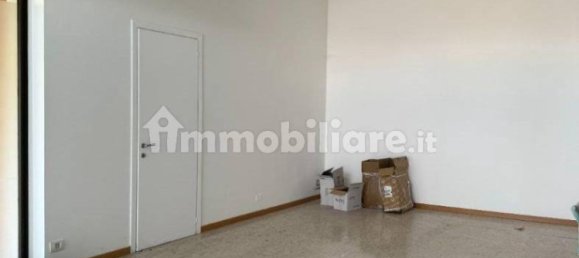 Коммерческая недвижимость с 3 комнатами в Порденоне, Италия № 110489 5