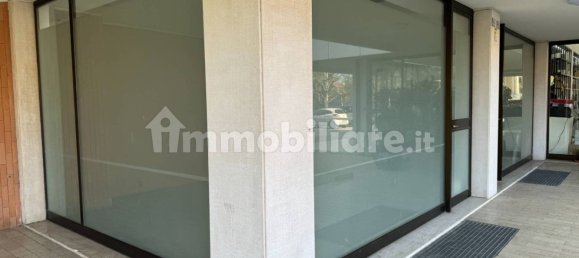 Коммерческая недвижимость с 3 комнатами в Порденоне, Италия № 110489 2
