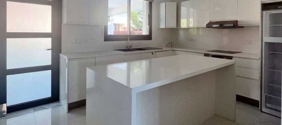 4 bedrooms House in Agios Athanasios, Cyprus No. 7651 5