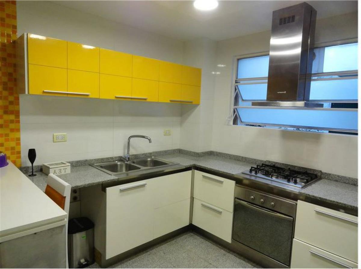 Apartamento de 3 dormitorios en Buenos Aires, Argentina No. 101540