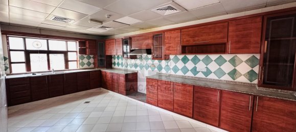 Вилла с 6 спальнями в Халифа-Сити, ОАЭ № 7258 5