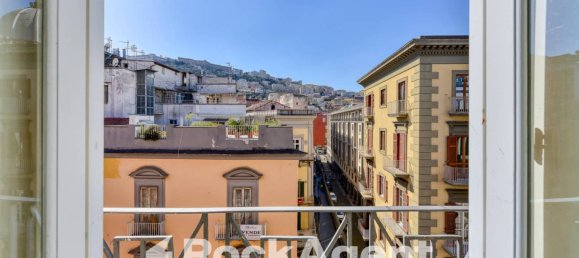 4 Schlafzimmer Wohnung in Naples, Italy, Nr. 93123 13