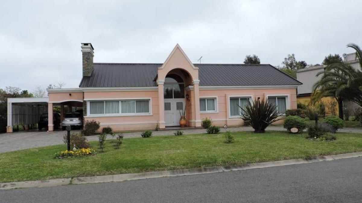 Casa de 3 dormitorios en Berazategui, Argentina No. 5690