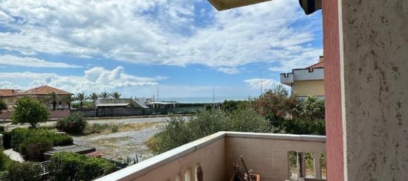 3 rooms Apartment in Carrara, Italy No. 26044 12