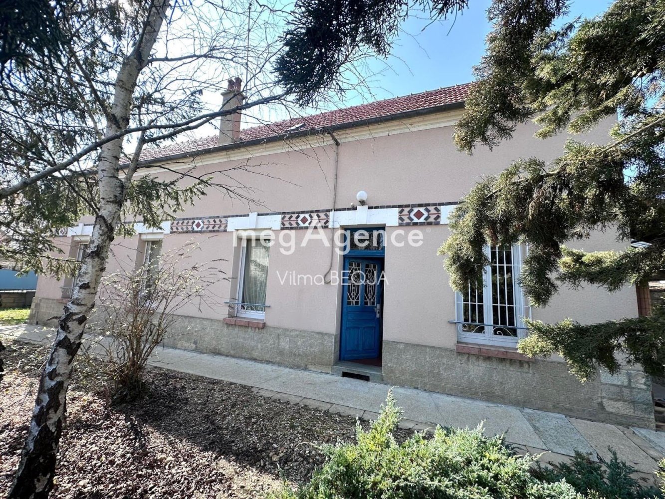 3 bedrooms House in Sens, France No. 194179