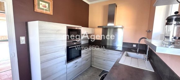 3 bedrooms House in Sens, France No. 194179 3