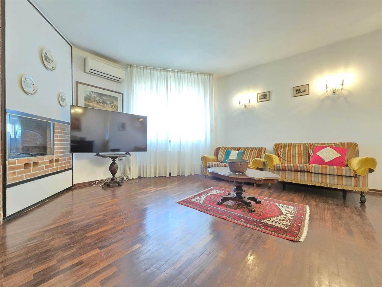 11 rooms House in Camaiore, Italy No. 39283