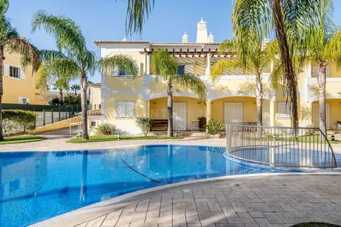 Apartamento de 2 dormitorios en Albufeira, Portugal No. 242920