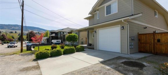 4 bedrooms House in British Columbia, Canada No. 1148 2