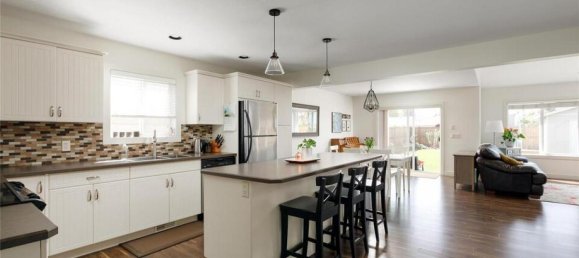 4 bedrooms House in British Columbia, Canada No. 1148 5