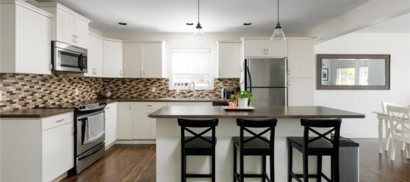 4 bedrooms House in British Columbia, Canada No. 1148 6