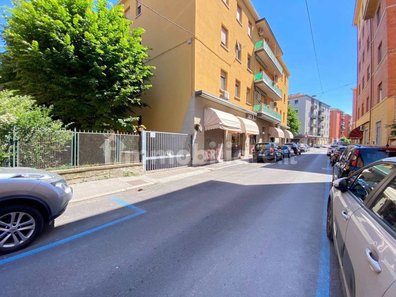 2 rooms Commercial property in Bologna, Italy No. 270014