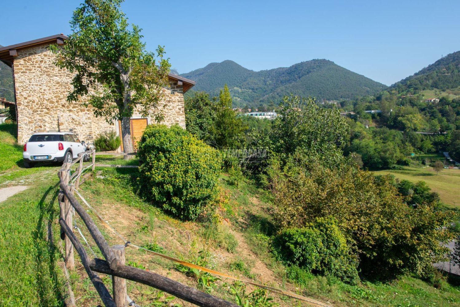 Дом с 4 комнатами в Адрара Сан Мартино, Италия № 104338