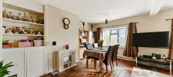 3 bedrooms House in Epsom, United Kingdom No. 9690 3