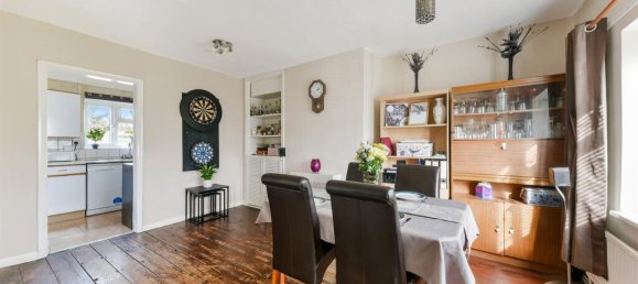 3 bedrooms House in Epsom, United Kingdom No. 9690 2