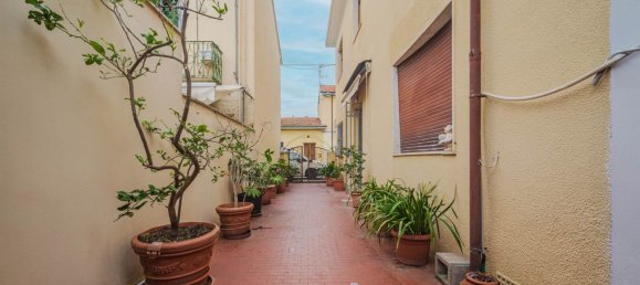 8 rooms House in Viareggio, Italy No. 211107 3