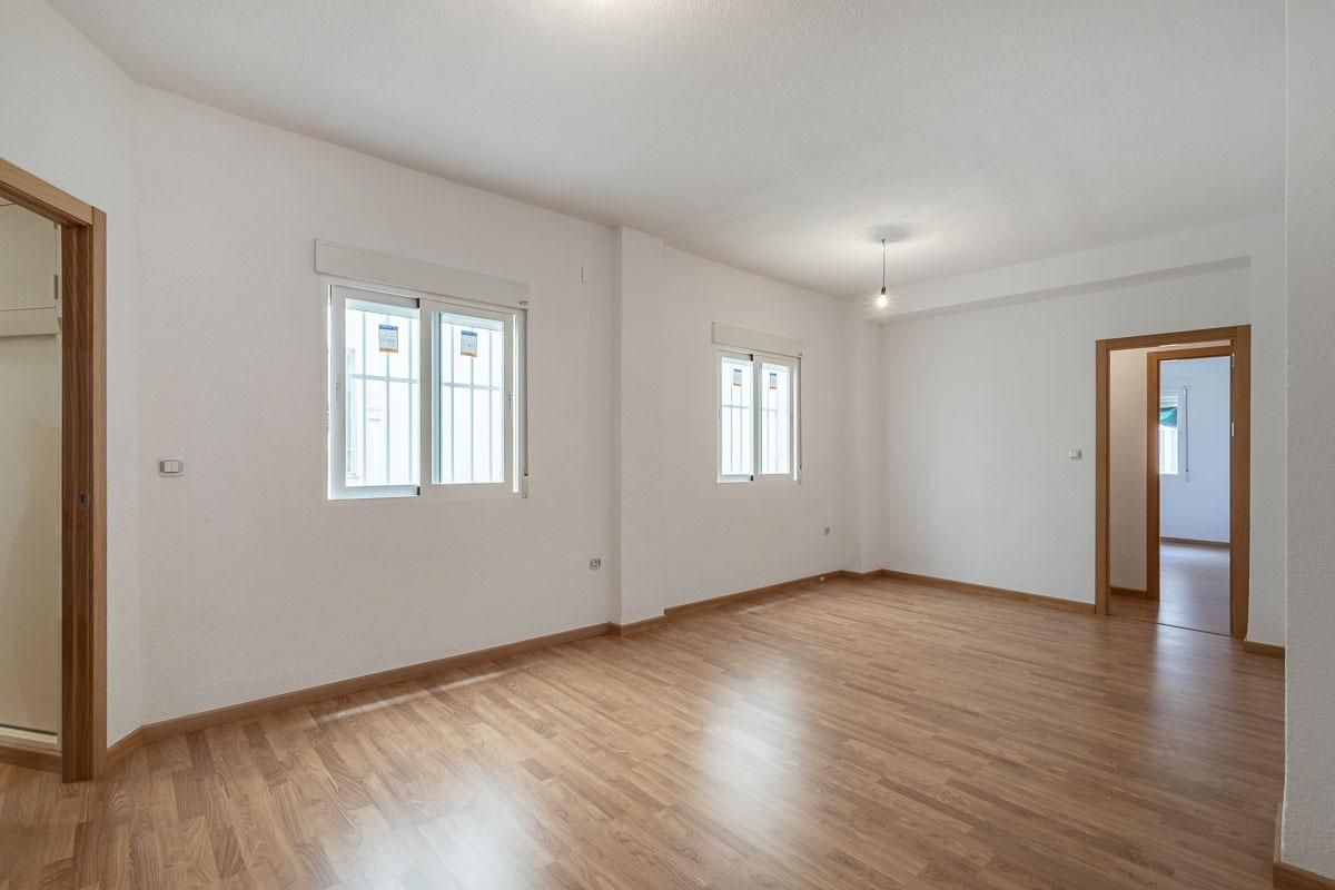 Apartamento de 3 dormitorios en Granada, Spain No. 148240