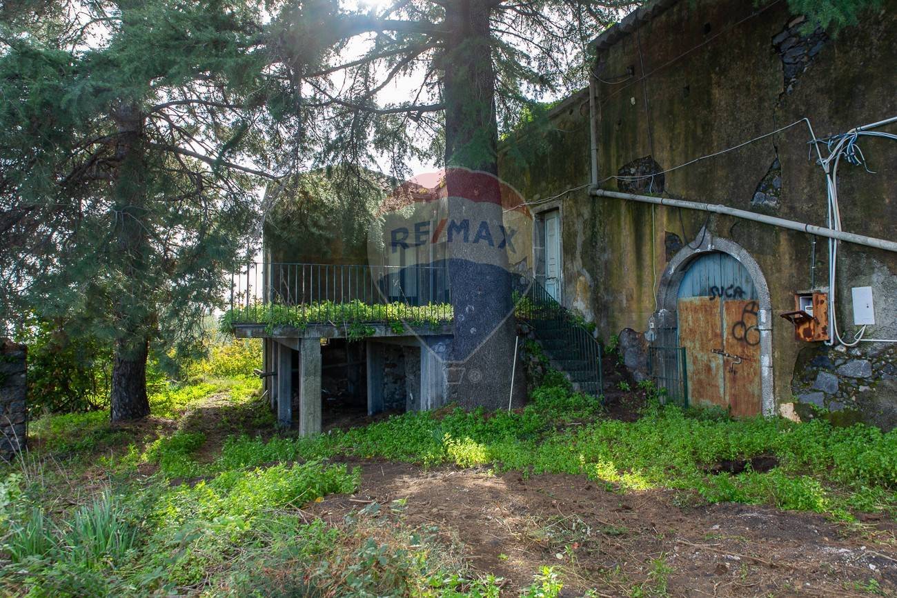 5 rooms House in Milo, Italy No. 235247