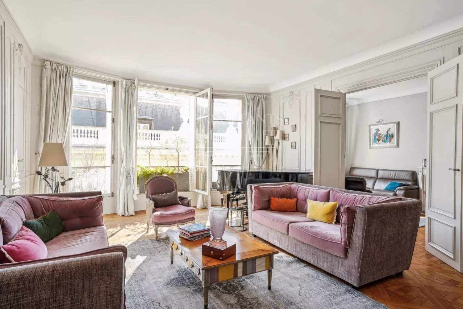 4 bedrooms Apartment in Paris, France No. 105731