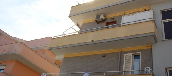 Dúplex de 5 dormitorios en Nettuno, Italy No. 356452 3