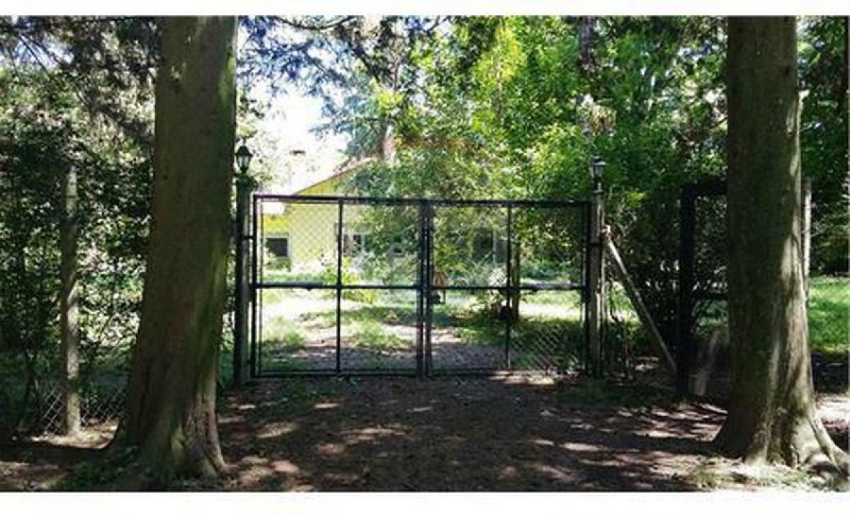 3 bedrooms Farm in Jose C. Paz, Argentina No. 111409