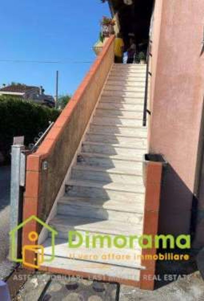 5 rooms Apartment in Massa, Italy No. 48951