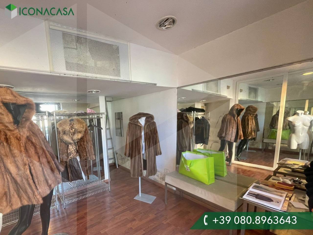 Propiedad comercial de 1 habitación en Bari, Italy No. 18263