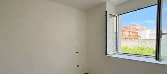 2-salle Bâtiment à Triggiano, Italy No. 30745 6