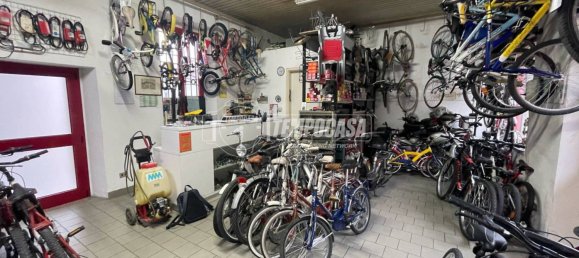 2-salle Propriété commerciale à Lentate sul Seveso, Italy No. 96243 3