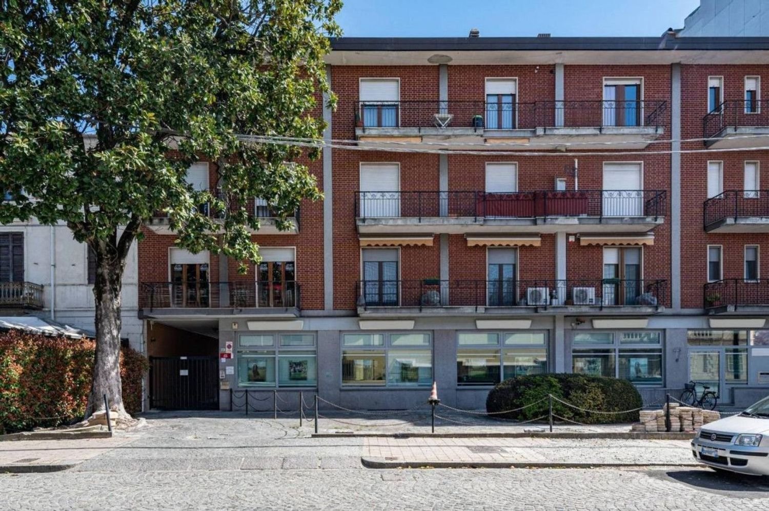 513m² Office in Gattinara, Italy No. 372657