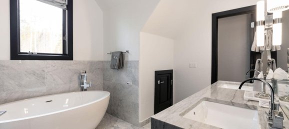 5 bedrooms Commercial property in Avon, USA No. 25 22