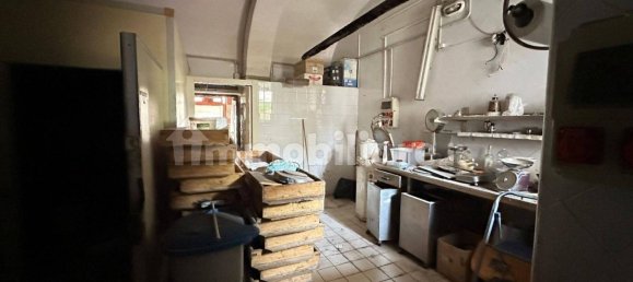 1-salle Propriété commerciale à Naples, Italy No. 17509 11